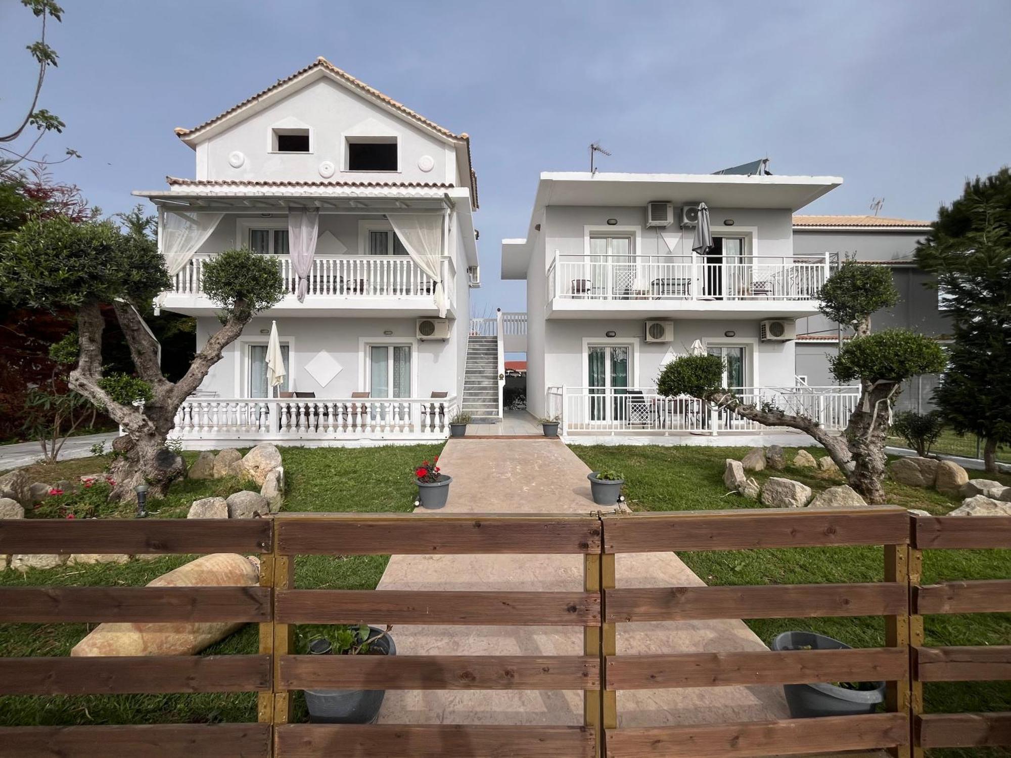Villa Antonis Deluxe Apartments アモウディ エクステリア 写真